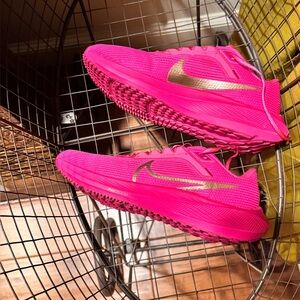 Nike Air Zoom Pegasus 40  Fierce Pink, Gold swoosh 9 EUC